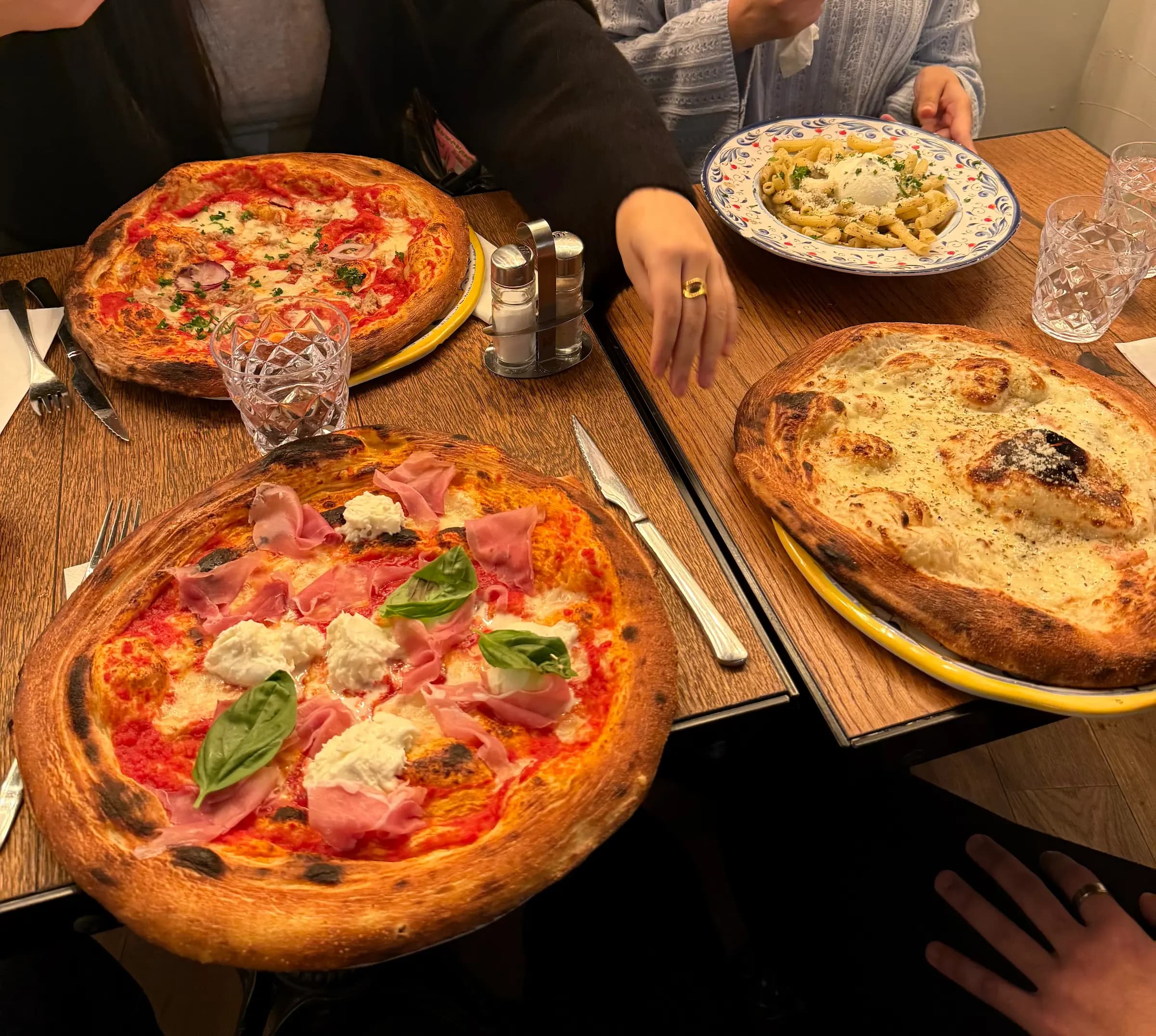 Repas partagé entre amis autour d’une table le soir